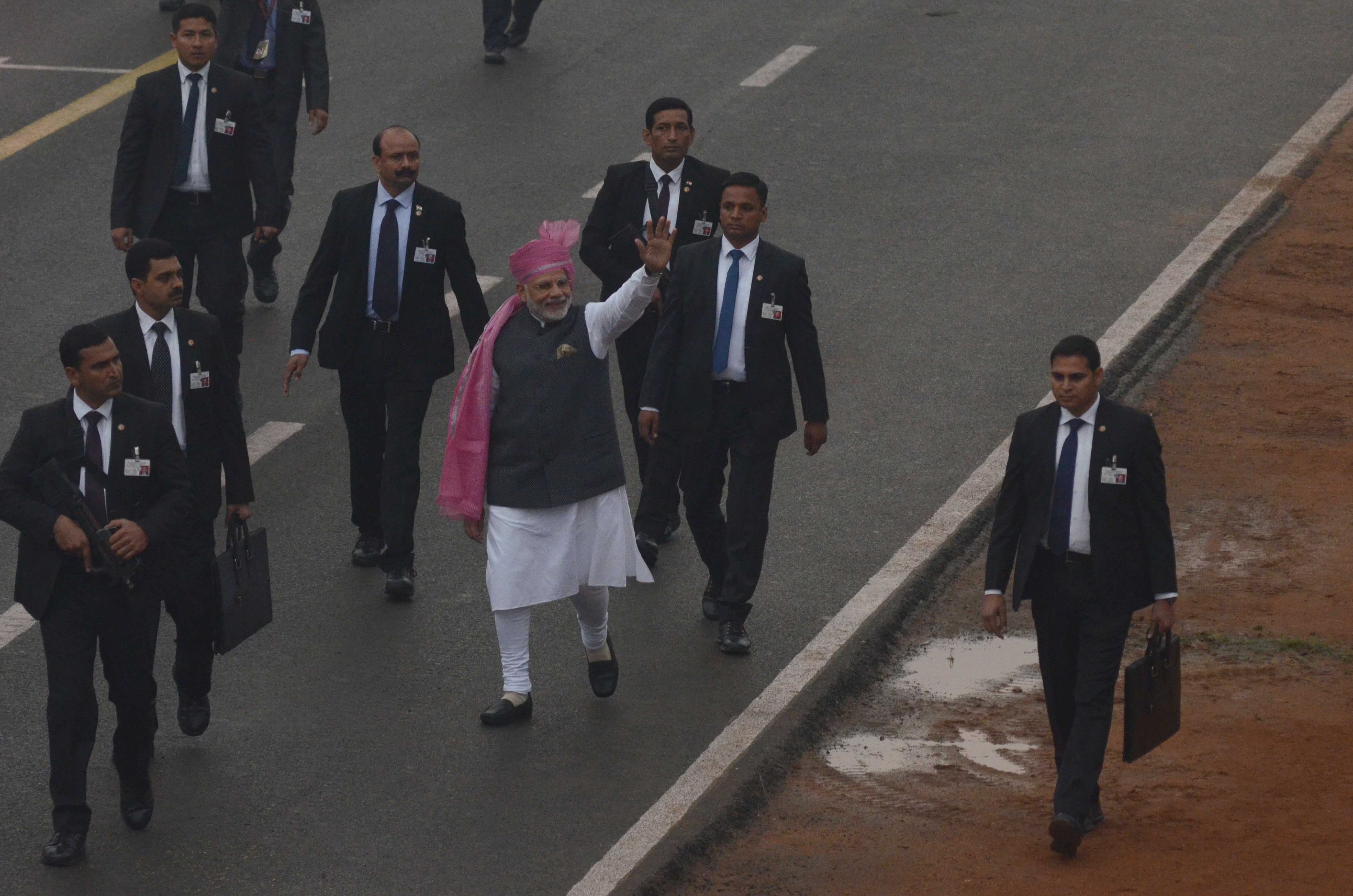 kejriwal and his wife greeted delhi jhanki on rajpath republic day parade in delhi