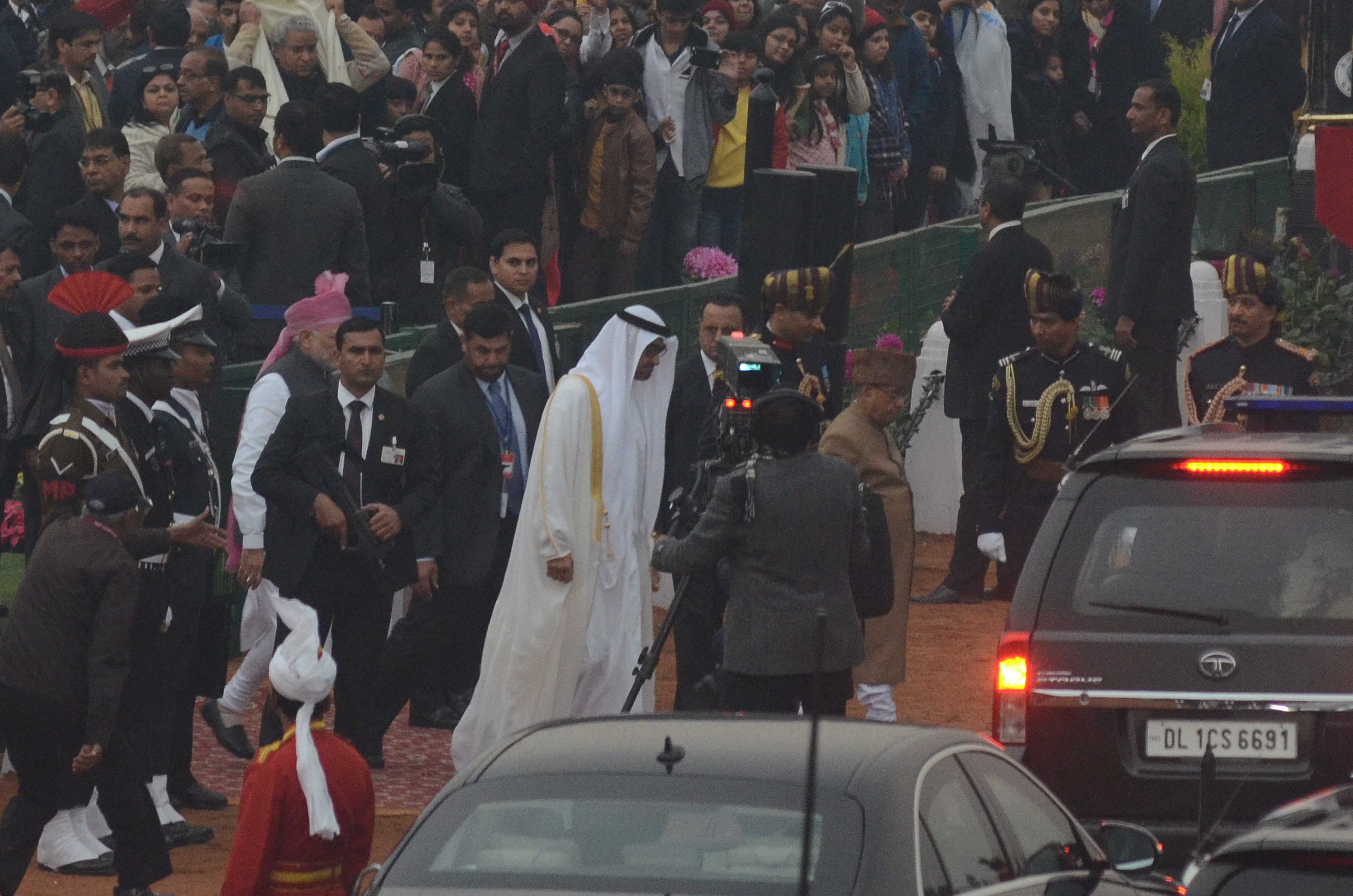 kejriwal and his wife greeted delhi jhanki on rajpath republic day parade in delhi