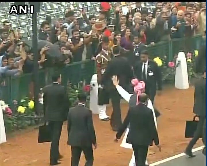 kejriwal and his wife greeted delhi jhanki on rajpath republic day parade in delhi