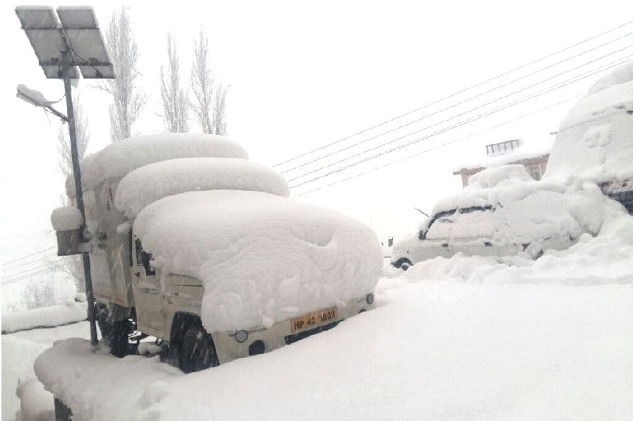 Heavy Snowfall Continues in Himachal, Alert.