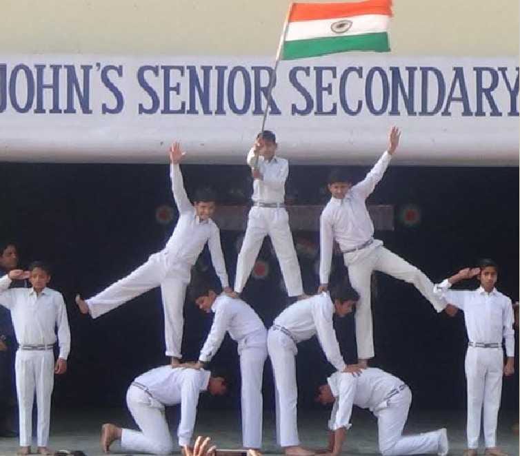Gracefully waved the national flag, the national anthem was coined