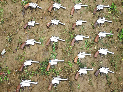 20 pistol and two smugglers arrested