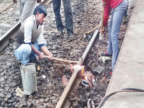 Mahoba got on track in the young man's body, suspecting murder