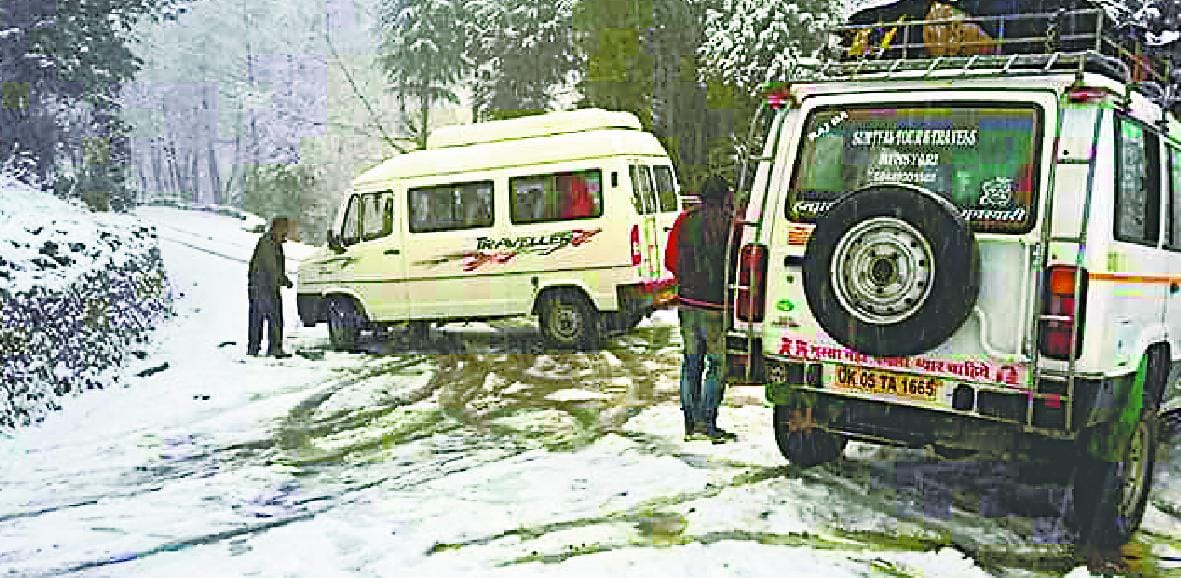 Snow on the ground-Munsyari Road closed to traffic