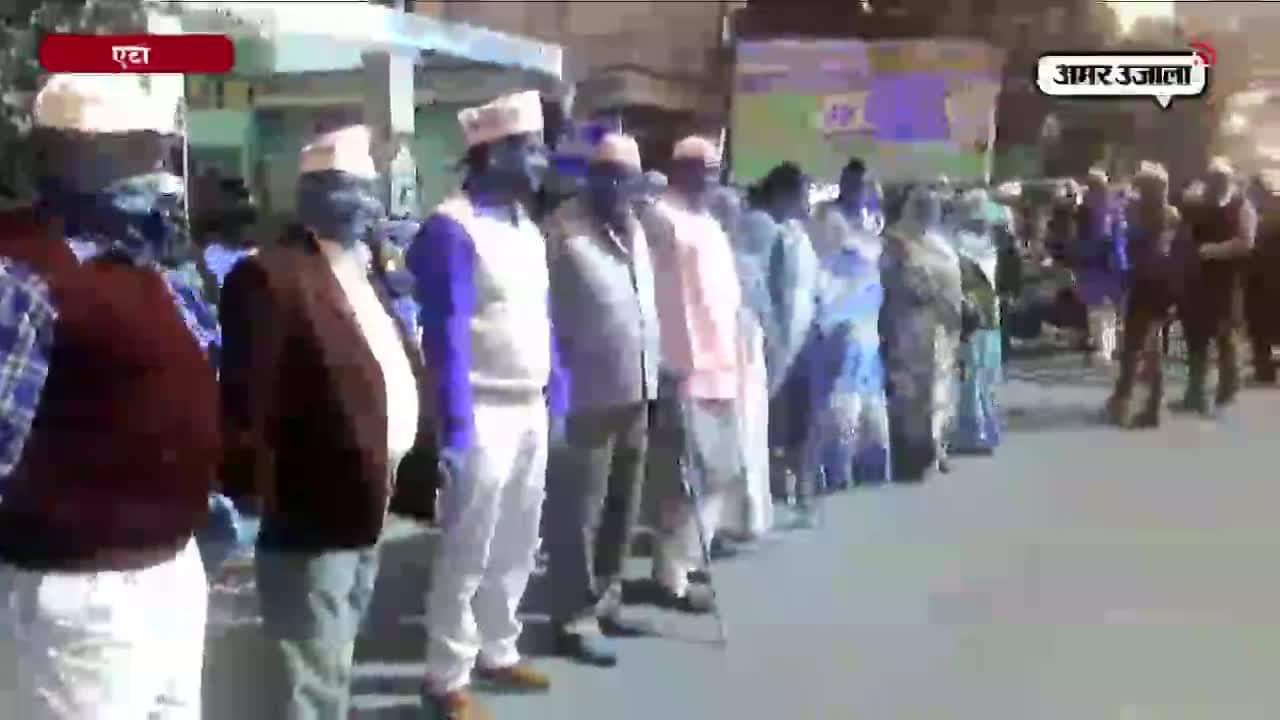 एटा में रेल विस्तार के लिए लोगों का अनोखा धरना 