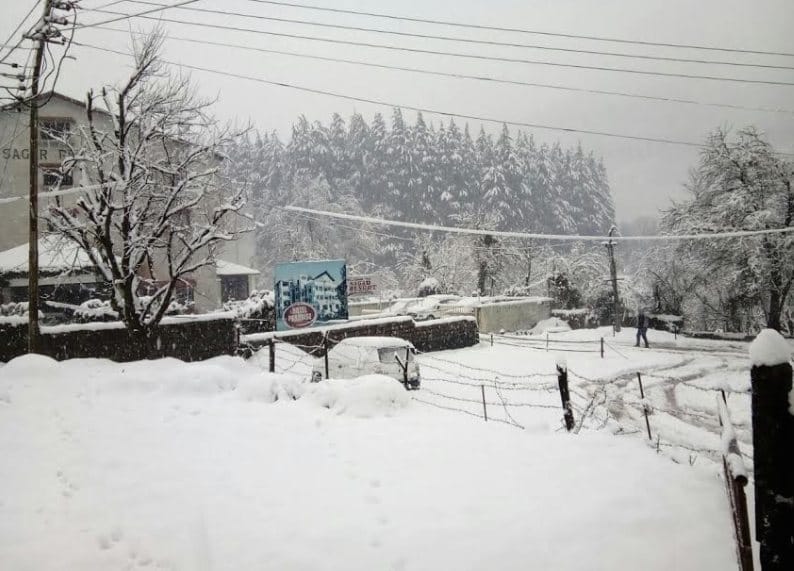 Heavy Snowfall Continues in Himachal, Alert.