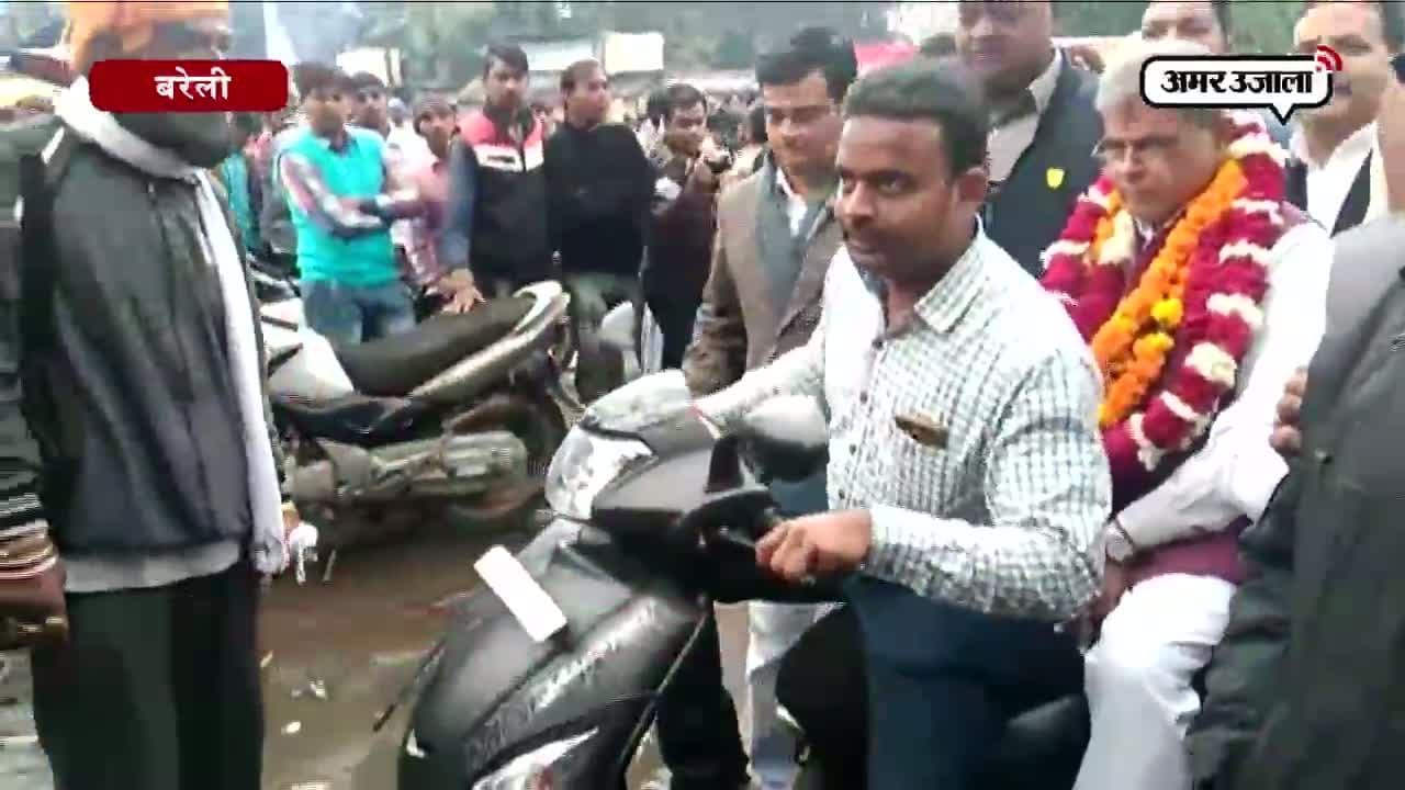 स्कूटी से पर्चा दाखिल करने पहुंचे बरेली के विधायक डॉ. अरुण कुमार