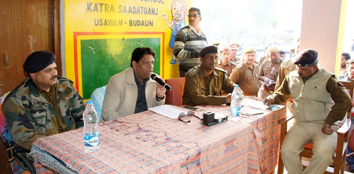 Officers arrived Sadtganj Katra Asked people to vote without fear