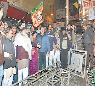 sabha rokne par bhajpayiyon ka hungama