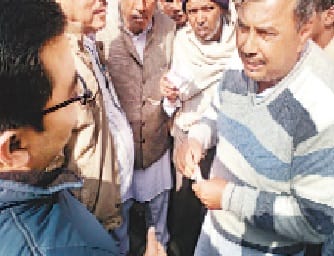 kisan se riswat mangne par bhadke