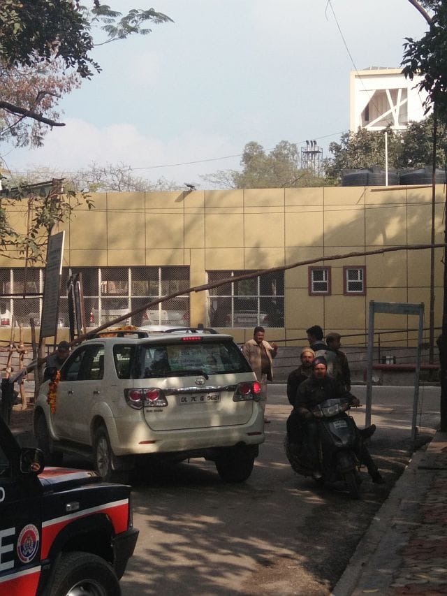 Amarpal Kalktret arrived by car, the police inspector put a reprimand