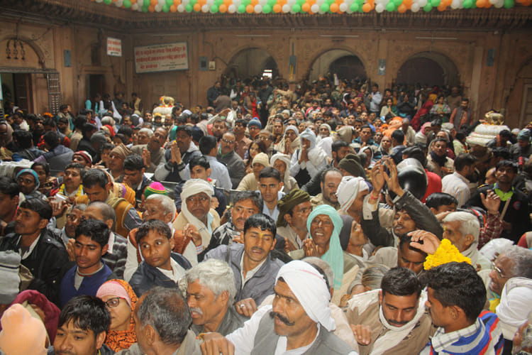 A number of men comes to bankebihari mandir on amavasya