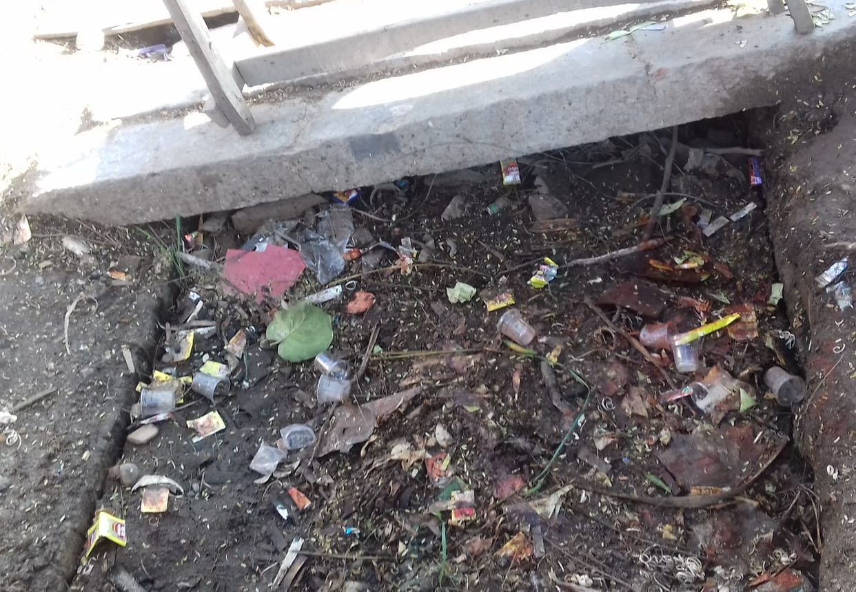 Light rain drainage system opened pole