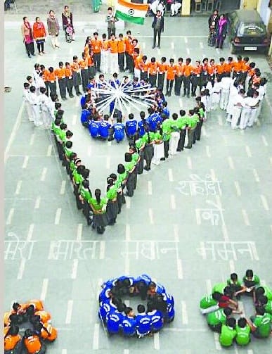 Troॅfi honored by giving children