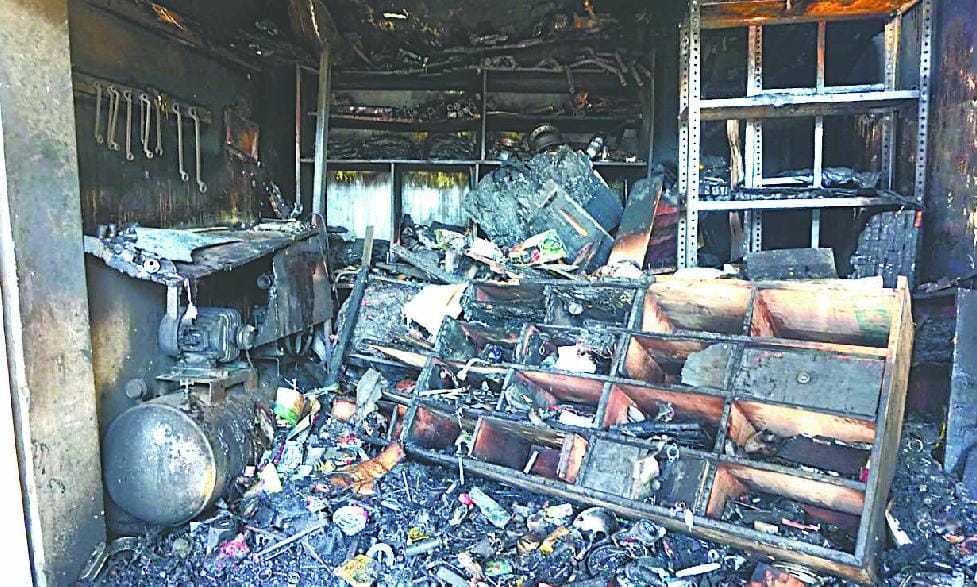 Automobile shop fire, millions of goods ash