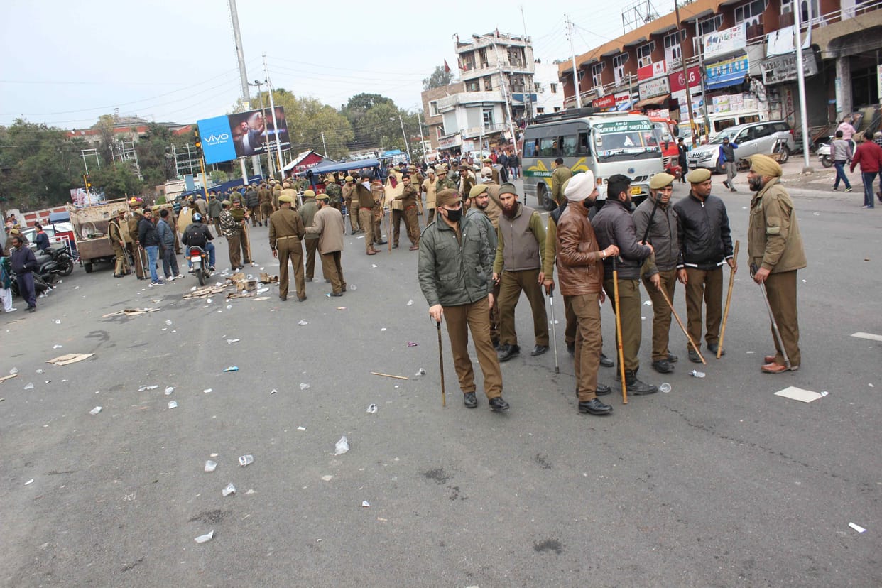 stone pelting at indra chowk