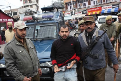 stone pelting at indra chowk