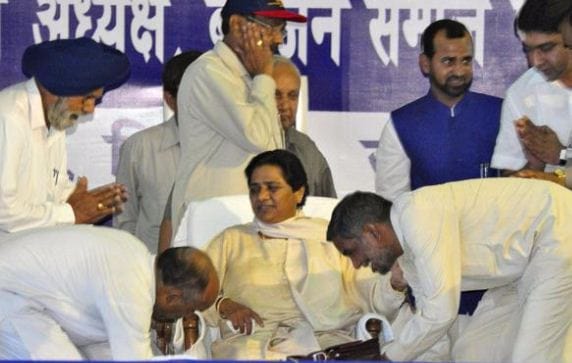 mukhtar ansari and party leaders stand bare footed with mayawati