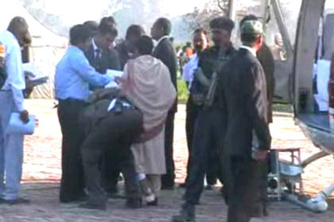 mukhtar ansari and party leaders stand bare footed with mayawati