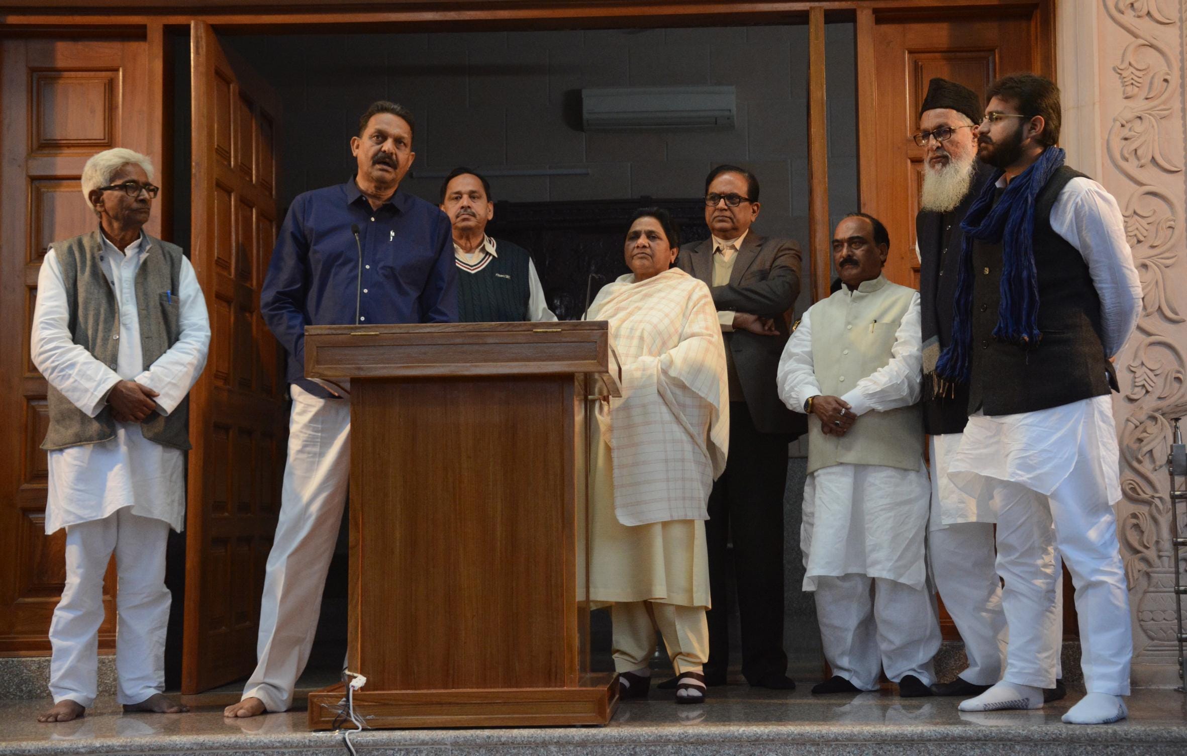 mukhtar ansari and party leaders stand bare footed with mayawati