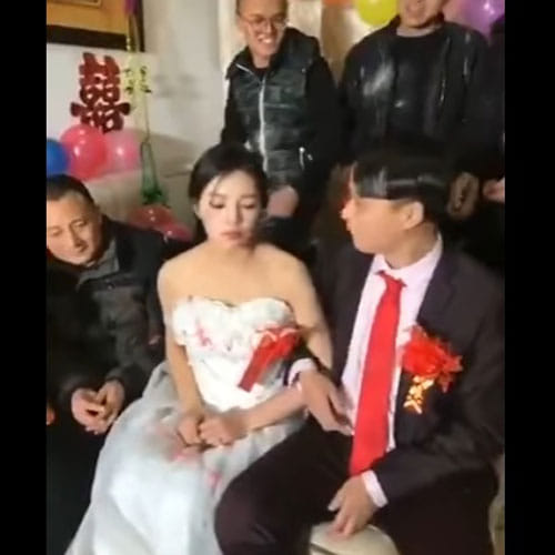 Bride Disgusted Her Face When Groom Tried To Kiss Her In China