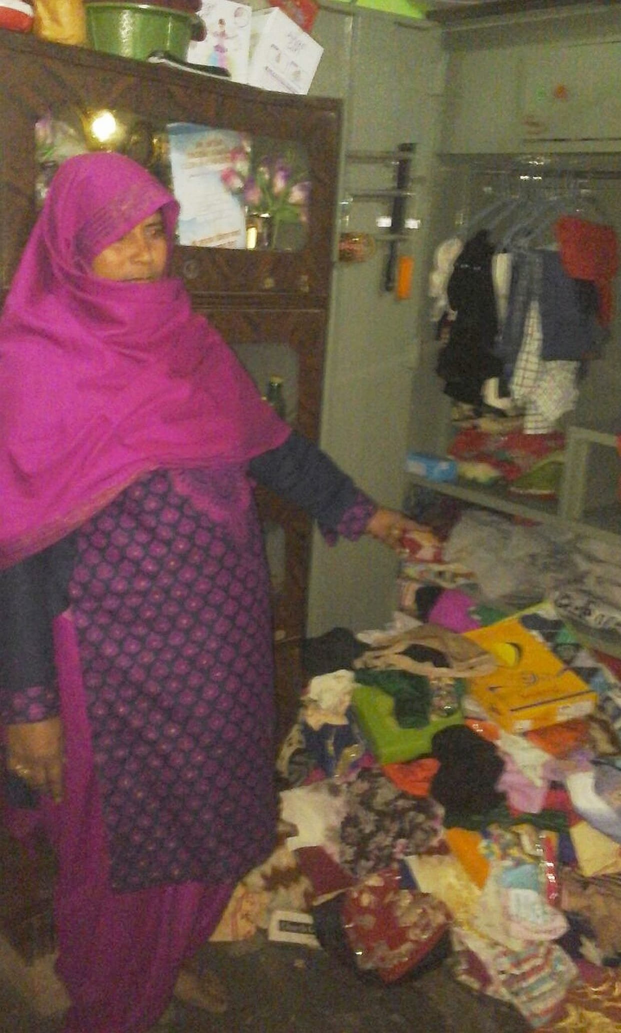 Two lakh robbery of the family hostage.