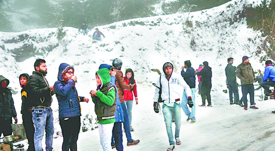 Heavy snowfall in Bageshwar coldens