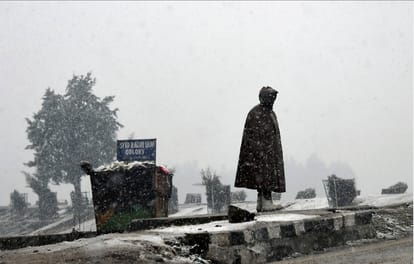 heavy snowfall in kashmir