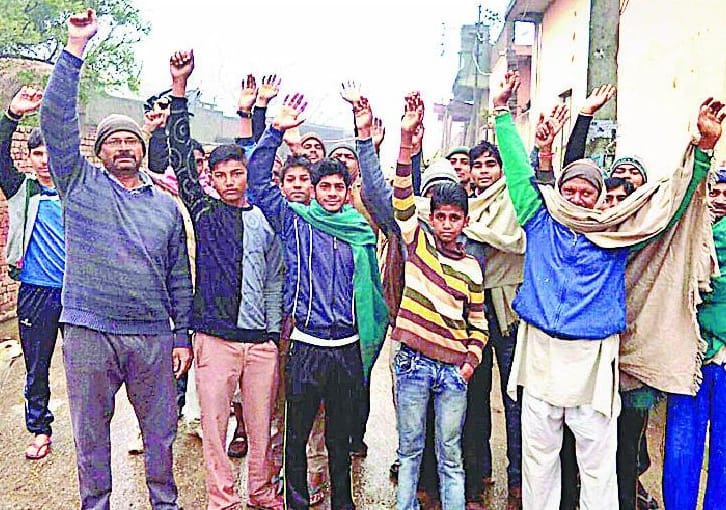 Stalled of the power, the villagers protest