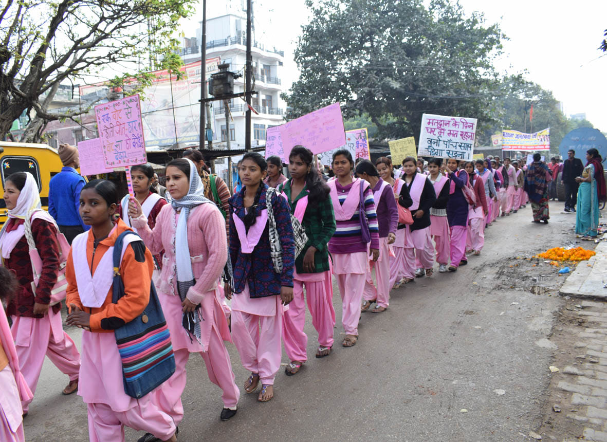 35 km. Hundreds join hands to