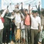 डायरेक्टर संजय लीला भंसाली का पुतला फूंकने जाते लोग 
