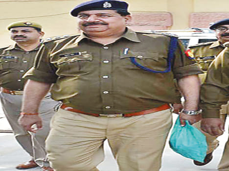 Mobile Central Jail, earphone, charger met
