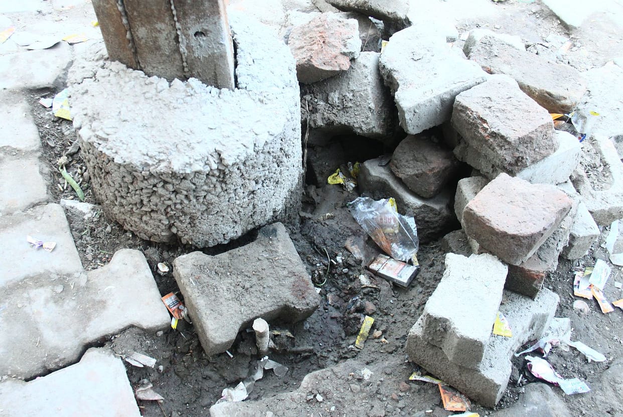 Pipeline leakage, homes Reaching into dirty water