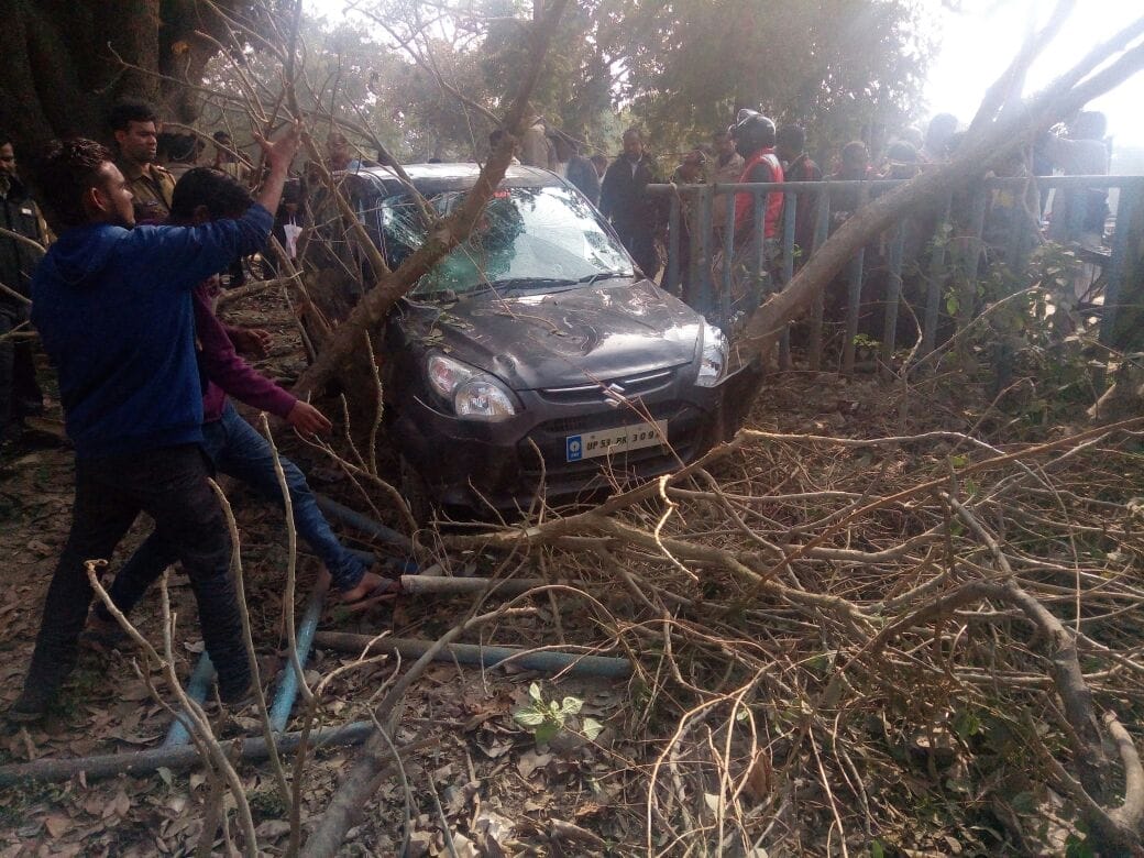 Car crashed into the pole, driver killed