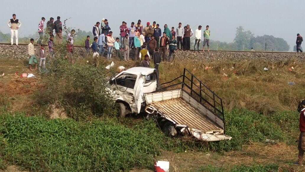train hitted magic in azamgarh, two injured