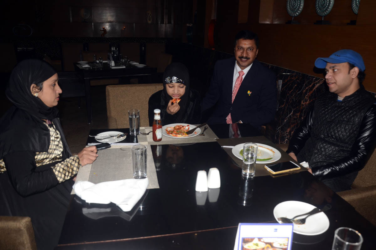 Five-star hotel arose Tweet smelling lunch