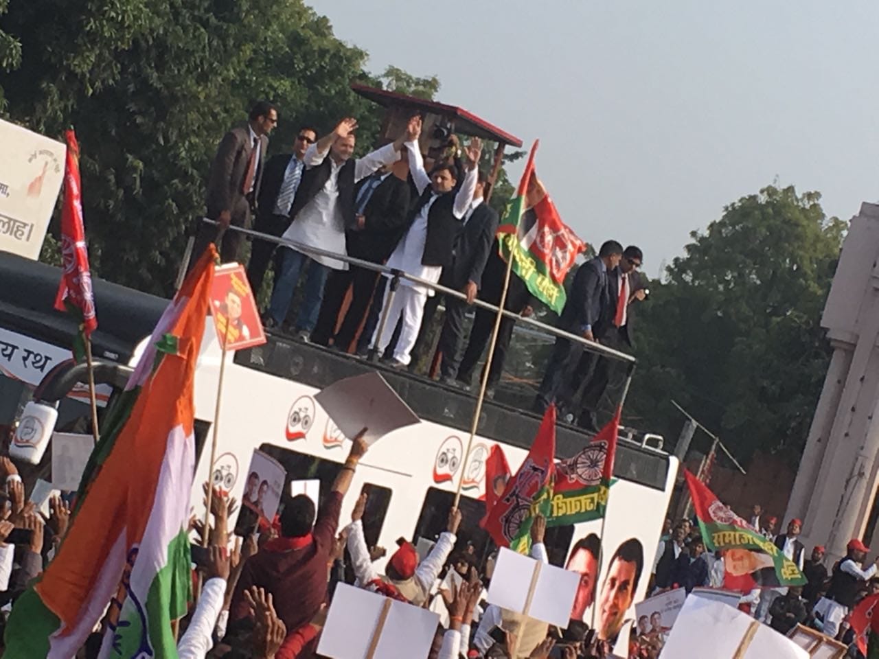 rahul and akhilesh on mega road show