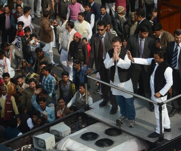  pics of rahul gandhi and akhilesh yadav road show.