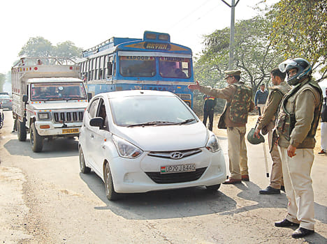 Police stopped a convoy of politicians