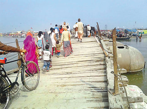 Daigat sunken pontoon bridge on