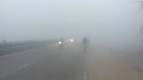 fog in delhi ncr problem to transportation train and airlines