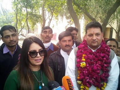 bollywood actress mahima chaudhary reach with leader