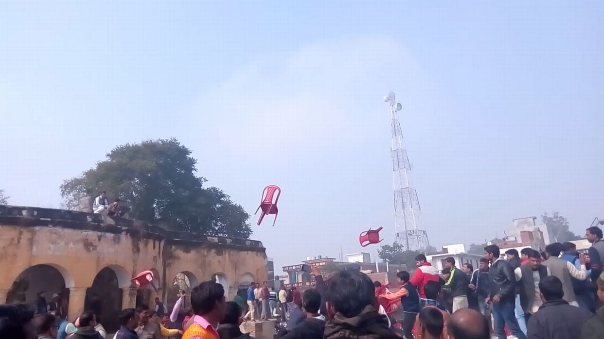 sapa-bhaajapa kaaryakarta bhide, chale eent-patthar, phinkee kursiyaan