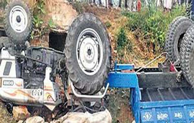 Accident in bhadohi: three person dead after turn over tractor trolly