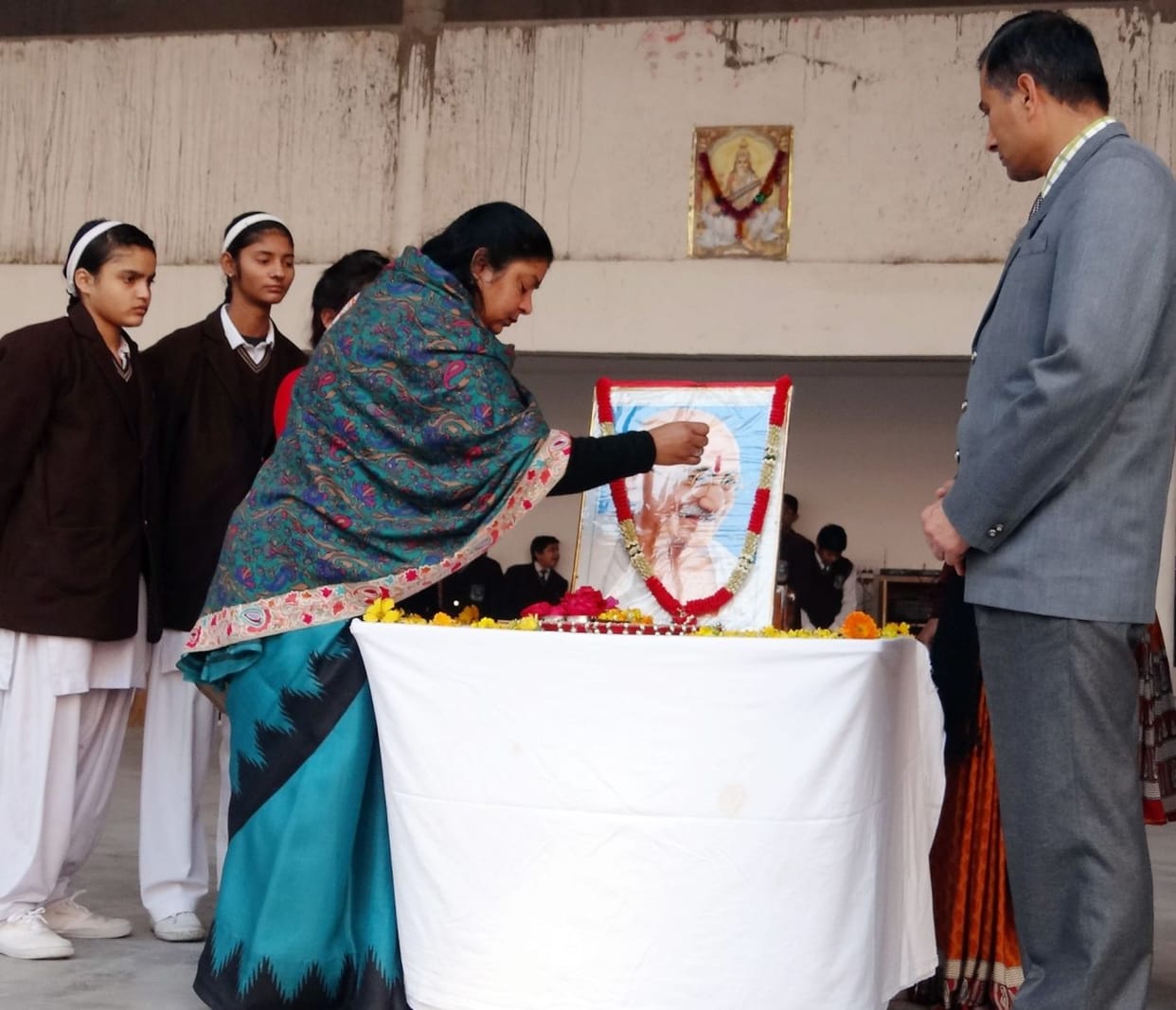 do minat ka maun rakh baapoo ko dee shraddhaanjali
