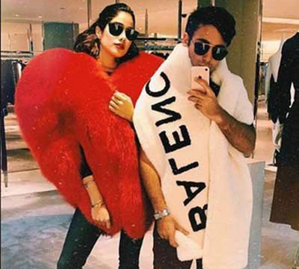 Jhanvi Kapoor, Sara Ali Khan & Navya Naveli Have The Same BFF