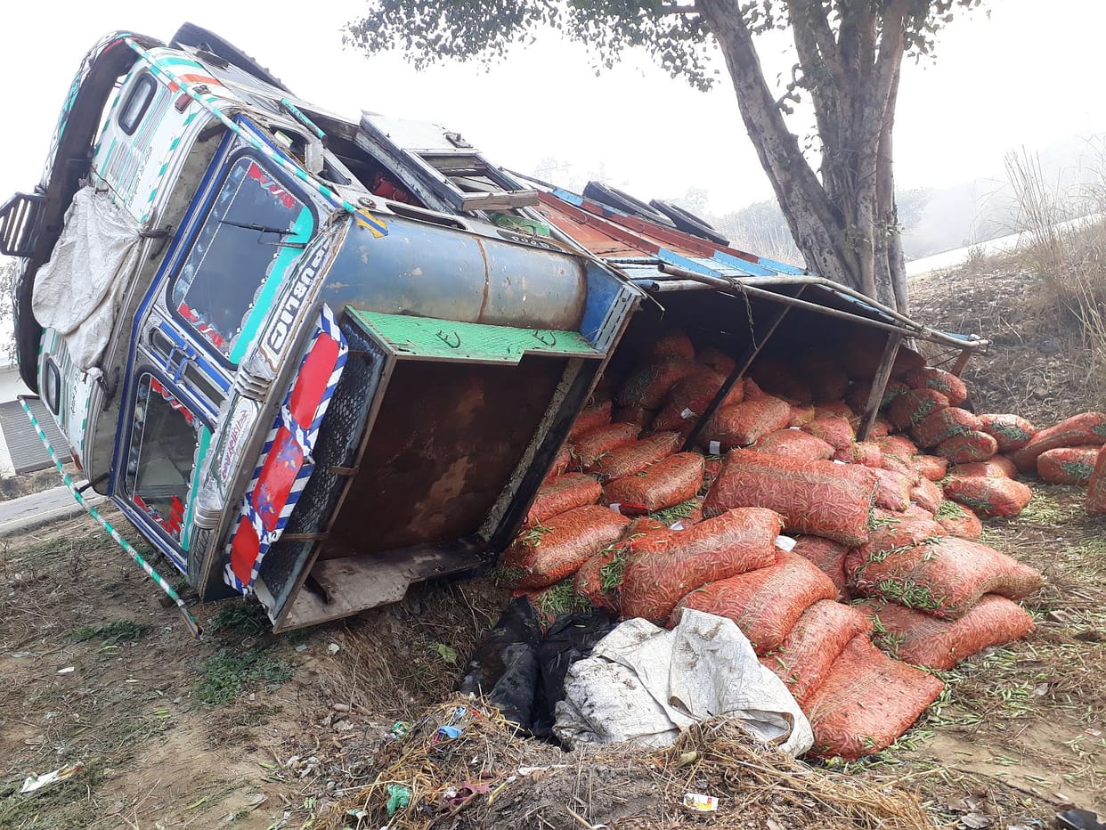 Truck full of peas into the ditch Reflex, two injured