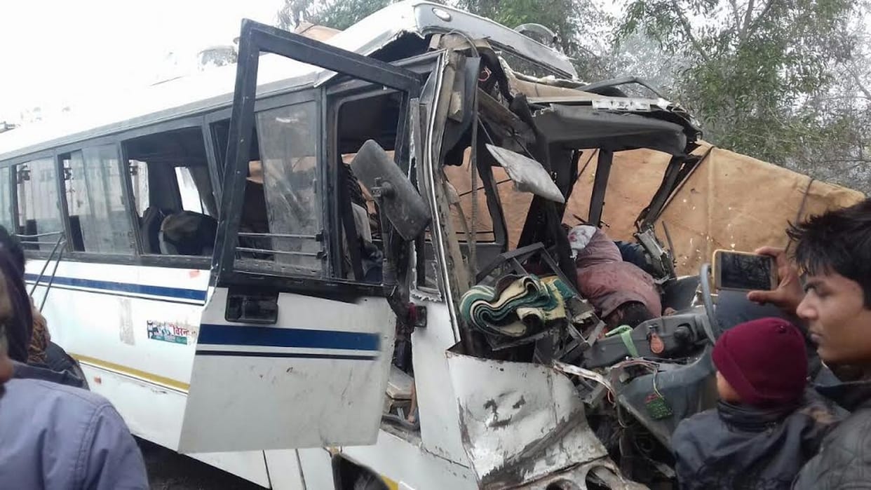 Bus-truck collision in eight deaths, 32 injured