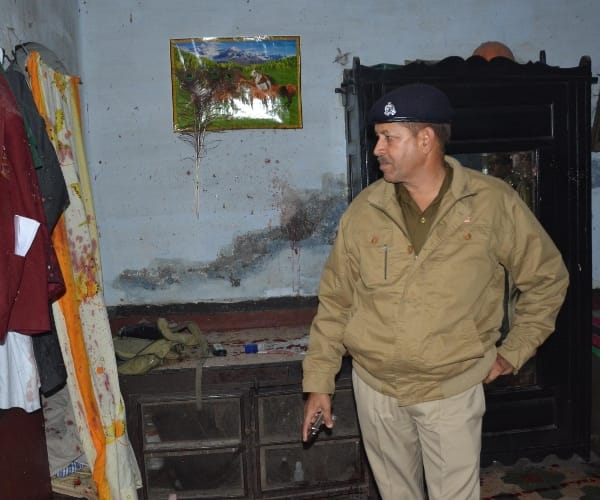 an eleventh class boy shot himself in Lucknow.