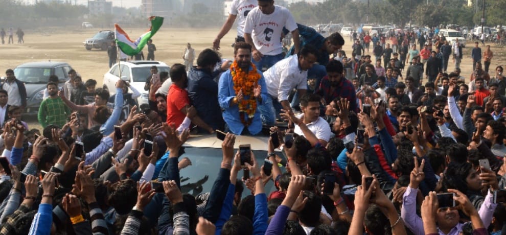 Manveer Gujjar Welcome peers fiercely hoopla raised, while hanging on the roof of the car dance